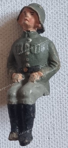 Massefigur soldat sitzend - massefigur,